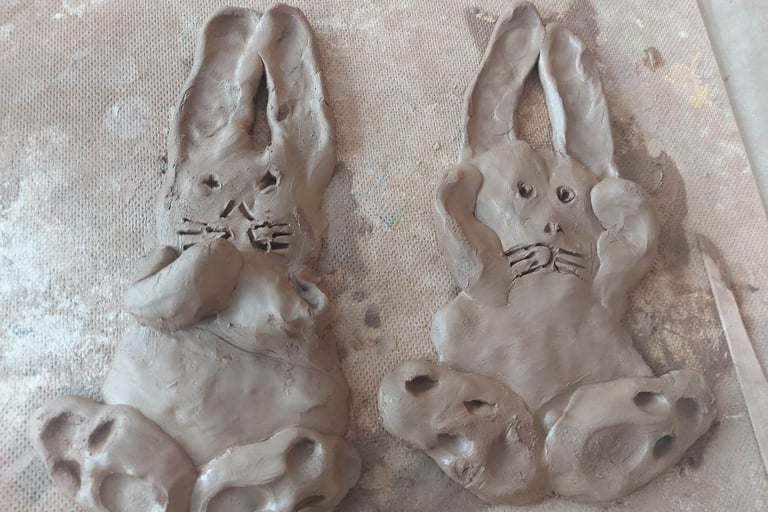 molio edukacija, du zuikučiai nulipdyti iš molio