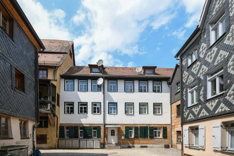 Historischer Innenhof mit gepflegtem Mehrfamilienhaus in der Fürther Altstadt – traditionelle Fassaden und ruhige Wohnlage.