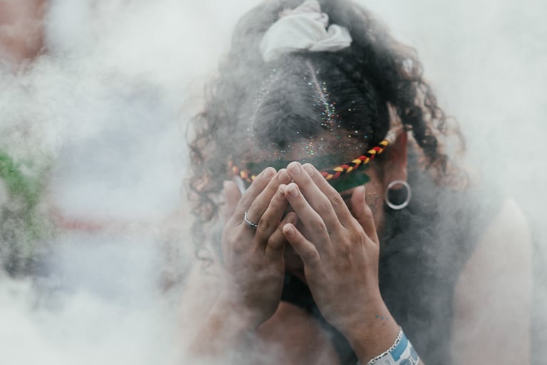 Mujer tomando humo del sahumo en su cabeza