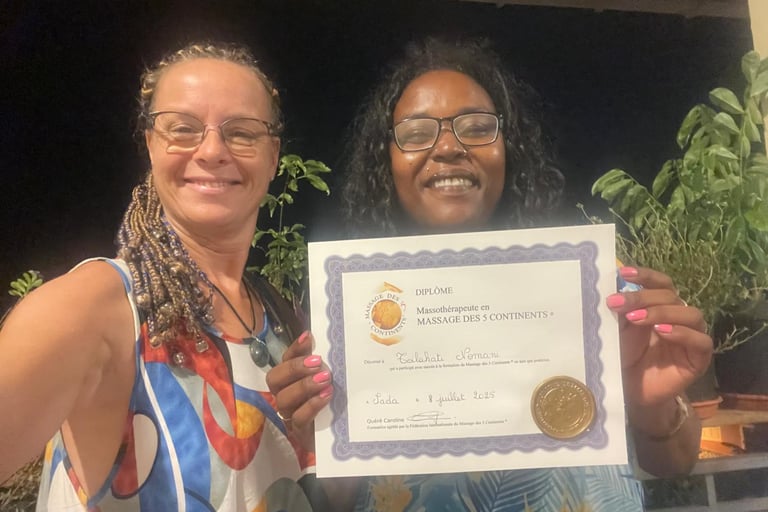 caroline et son élève diplômé du massage des 5 continents