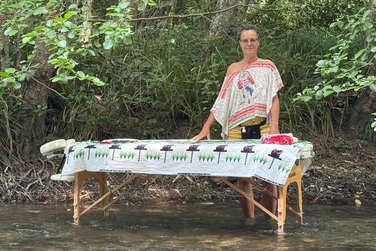 caroline avec sa table de massage les pieds dans l'eau