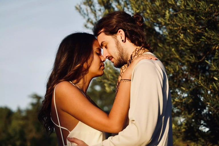 Jeune couple durant une photo romantique