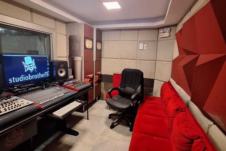 Sala de controle com sofá vermelho no Studio Brothers estúdio de gravação em Porto Alegre