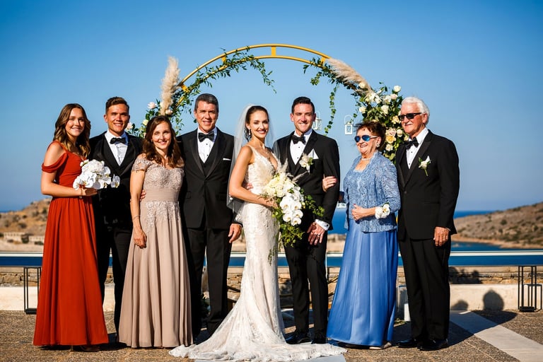 Foto istituzionale in posa con i parenti, le famiglie insieme agli sposii