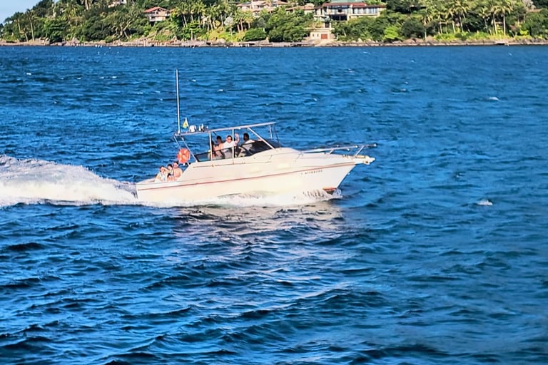 Passando pelo Farol da Ponta das Canas, Ilhabela