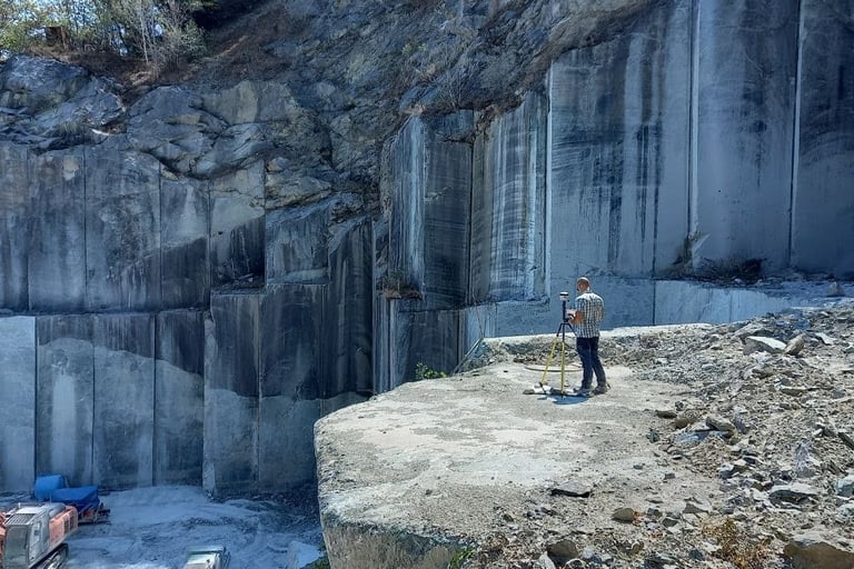 Paolo Corradeghini misura un punto in una cava con un'antenna GNSS