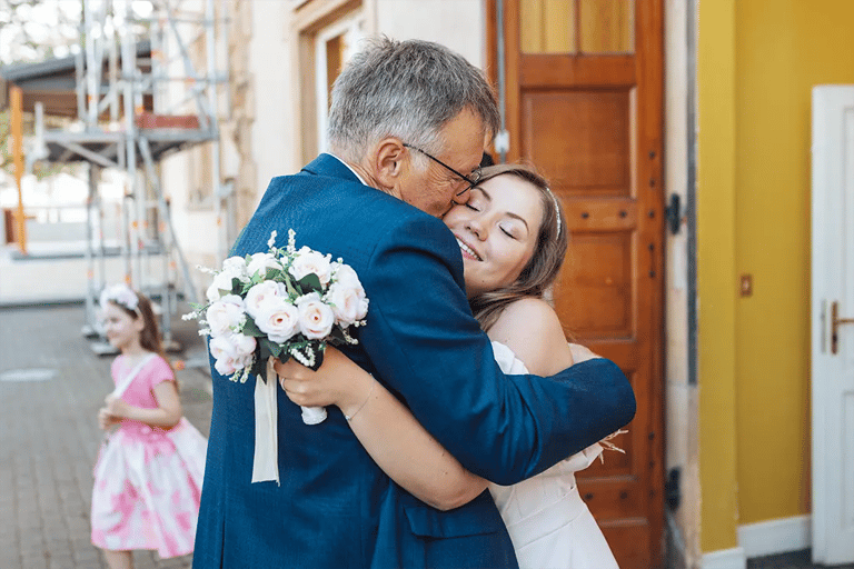 Beau-père qui félicite la jeune mariée devant la mairie