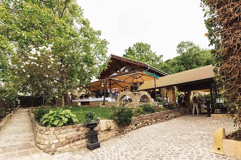 Devanture de l'Auberge de la Klauss à Montenach, lieu de réception.