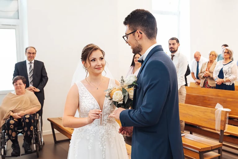 Mariée qui regarde dans les yeux sont époux avant de lui passer la bague au doigt.