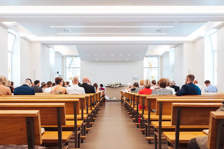 Vue d'ensemble intérieure d'un mariage au Temple Protestant d"Amnéville