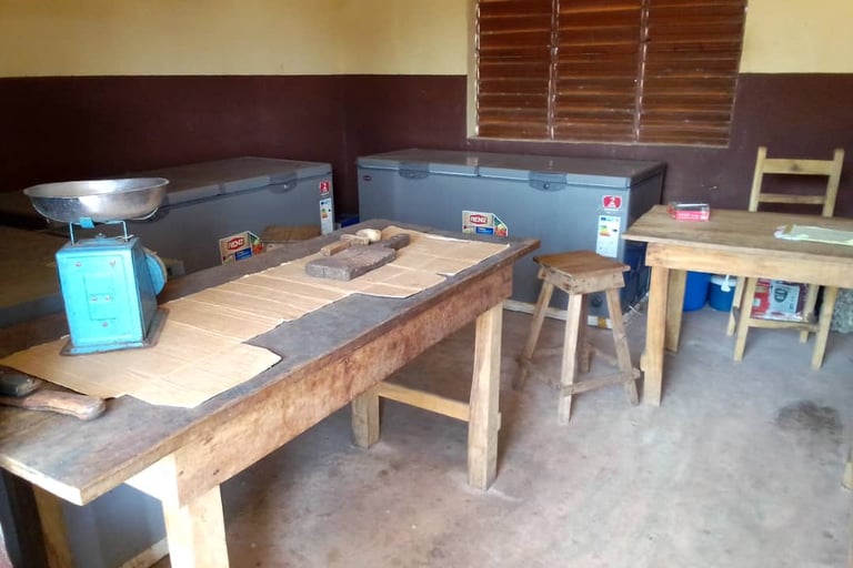 Atelier où sont stockés les poissons de la poissonnerie et table où ils sont découpés