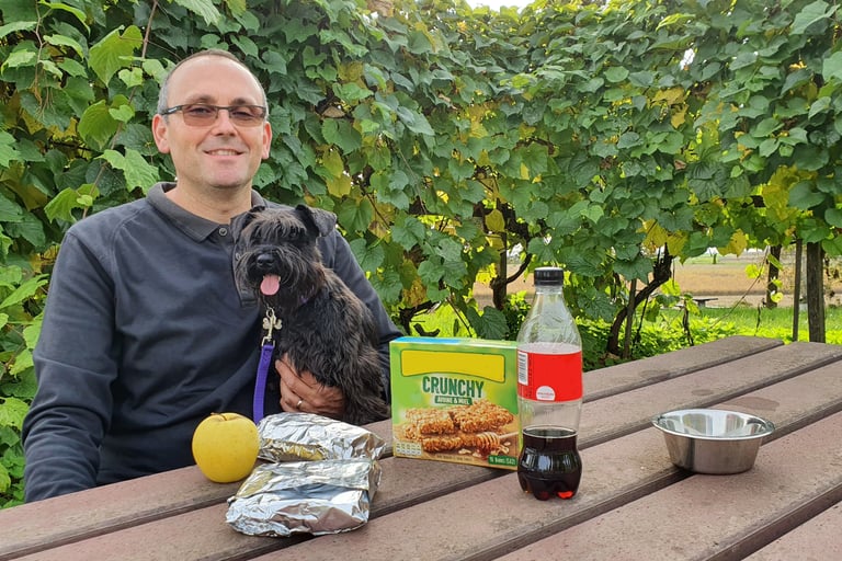 femelle schnauzer et son maitre dans un moment de complicité