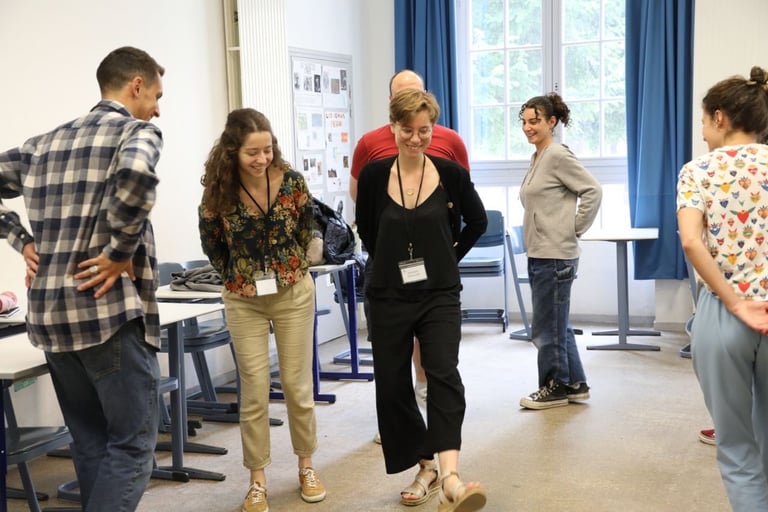 collaborateurs souriant lors d'un atelier d'improvisation théâtrale sur l'imprévu