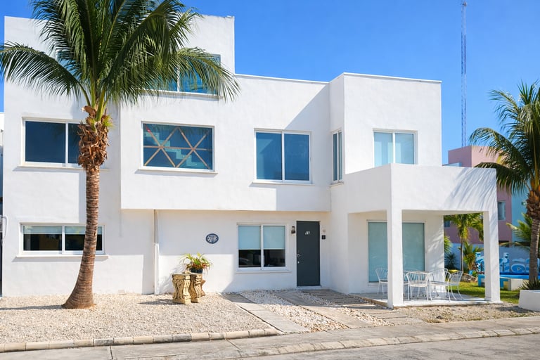 Vista de entrada villa Familiar en puerto Juarez