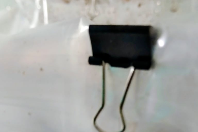 a small clamp used to seal mushroom fuiting bags
