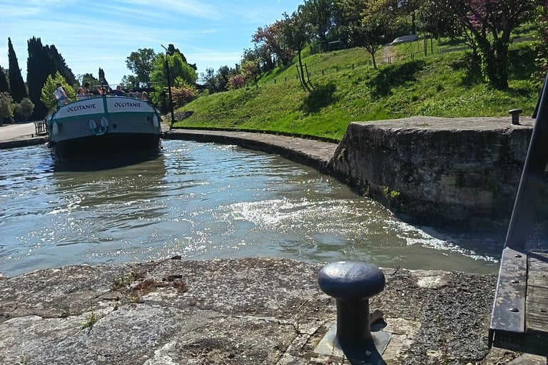 Péniche naviguant sur le Canal du Midi lors d’un séjour scolaire