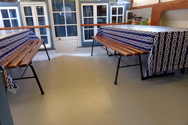 Salle à bord de la péniche, dédiée aux activités et aux repas