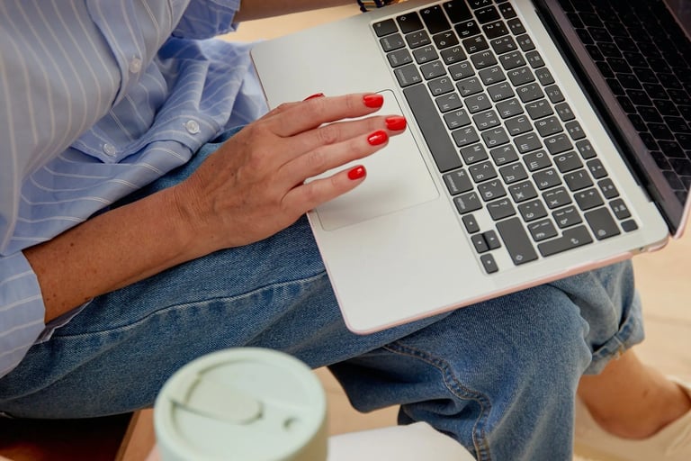 2 femmes assises, l'une avec un café, l'autre avec un ordinateur portable sur les genoux