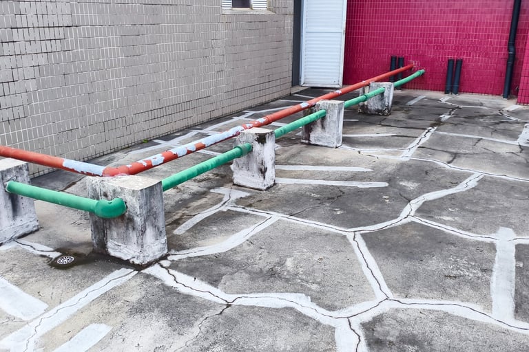 Laje impermeabilizada de forma improvisada, com infiltrações generalizadas