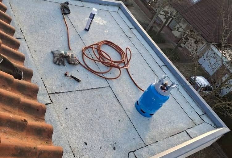 Dak reparaties en witte bitumen dakbedekking