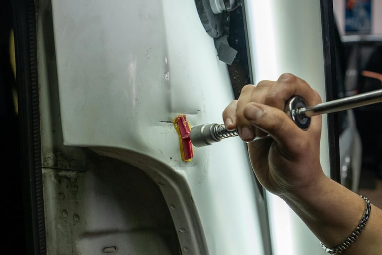 Image d'une voiture avec une bosse et après un passage chez eleganza auto elle est comme neuve