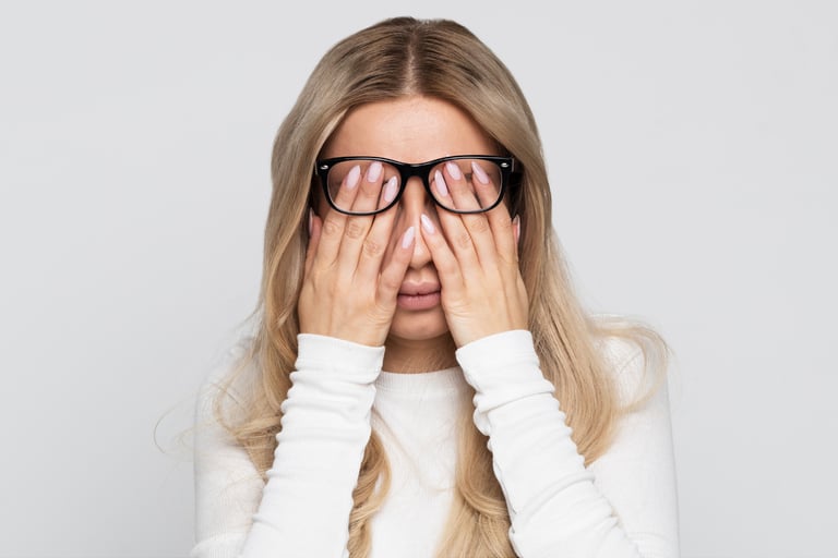 femme les mains sur les yeux