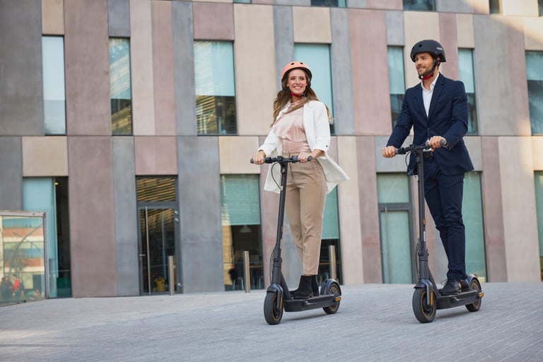patinete electrico Ninebot max con dos personas montando