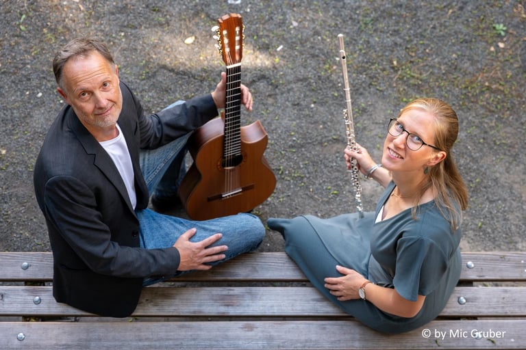 Singer-Songwriter-Duo French Connection mit Gitarre und Flöte