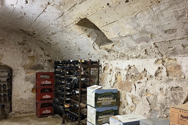 Cave en calcaire : température constante et humidité idéale pour conserver vin et champagne.