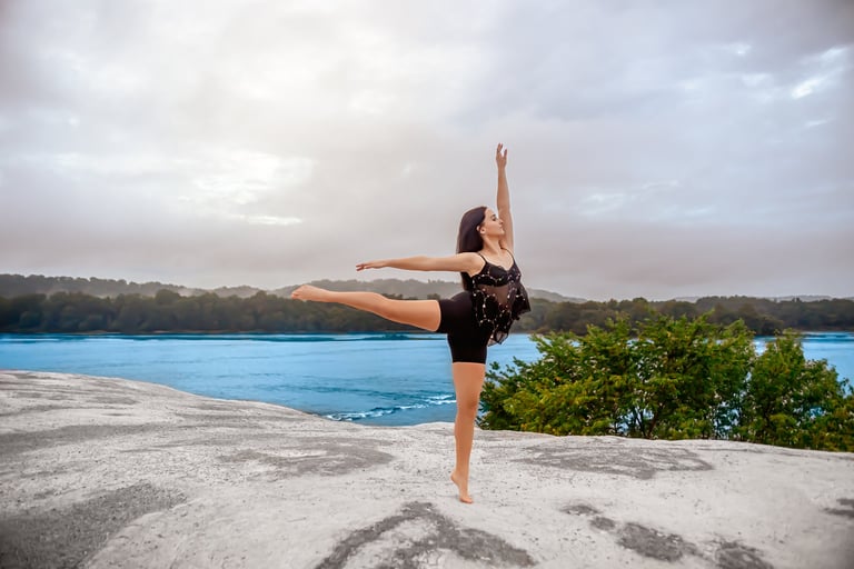 Lancaster PA senior picture photographer. Photo of senior pictures in white cliffs with a dancer