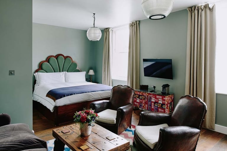 artist residence hotel, bedroom