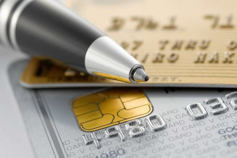uma caneta em um cartão de crédito