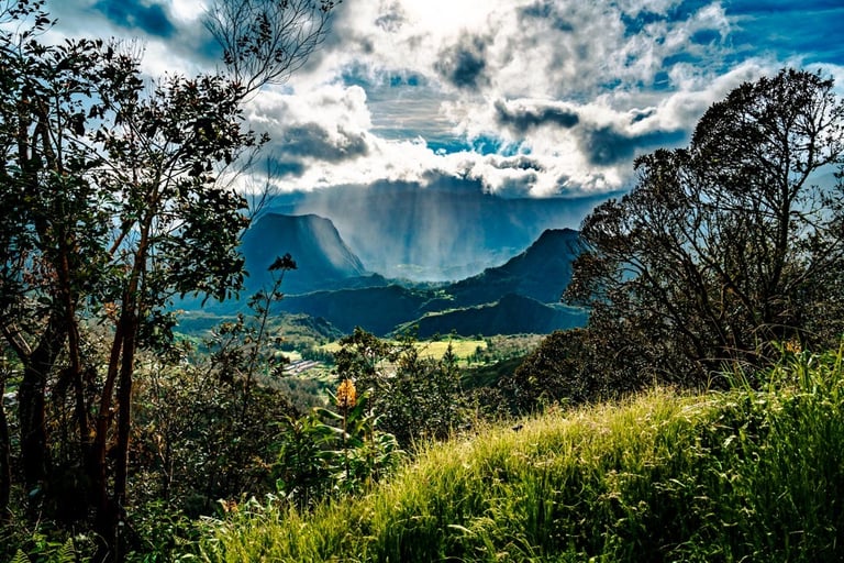 Les nuages jouent avec la lumière sur les montagnes de La Réunion, un tableau vivant en pleine nature
