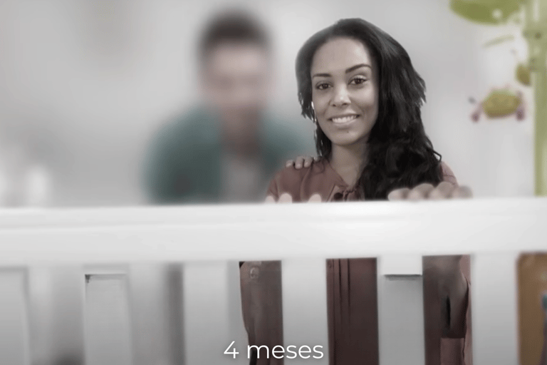 Simulação da visão do bebê aos 4 meses, com foco parcial em rostos próximos