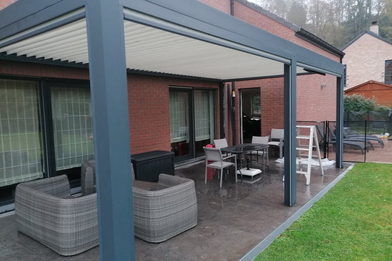 Pergola P190 offrant une protection efficace contre les éléments météorologiques