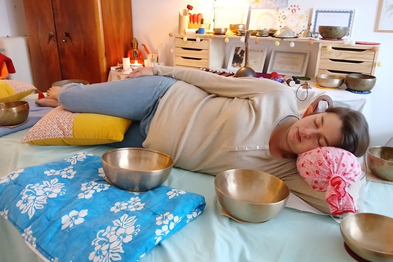 Photo d'une séance de massage sonore pour une femme enceinte