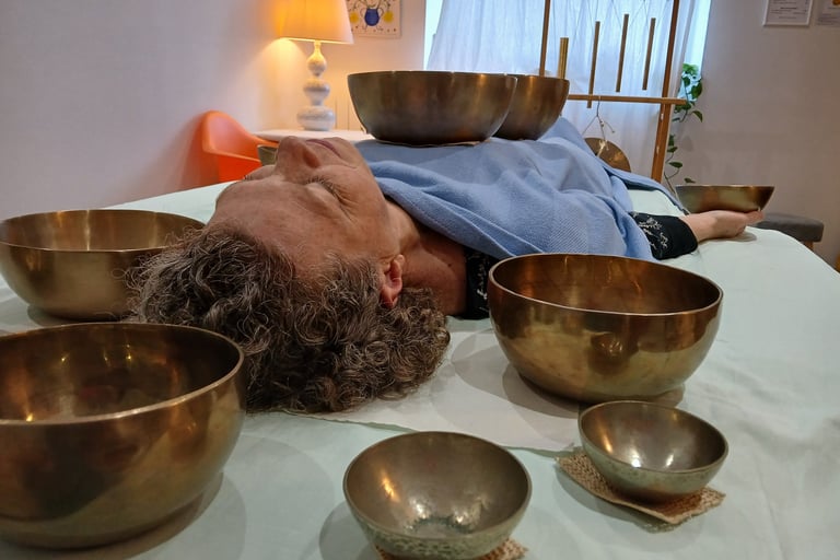 jeune femme pendant une séance de massage sonore aux bols chantants.