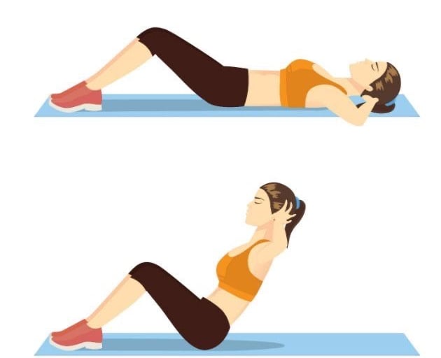 Pessoa fazendo abdominal tradicional em casa, levantando o tronco com os joelhos flexionados