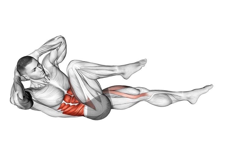 Pessoa fazendo exercício de bicicleta no ar em casa, simulando pedalada