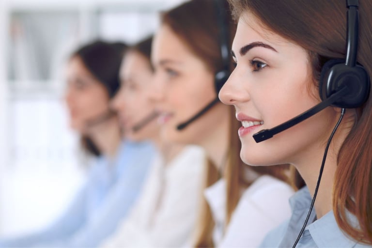 Equipe de atendimento Apktem transportes prestando suporte para passageiros e motoristas.