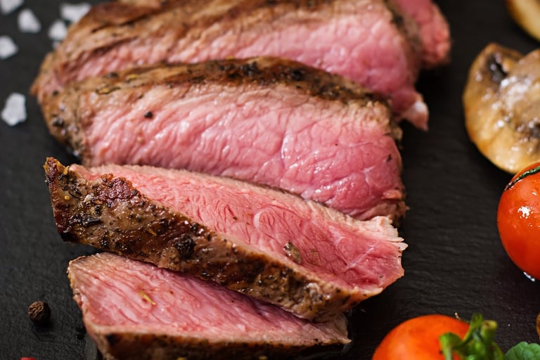 Fotografia in primo piano di una tagliata di manzo