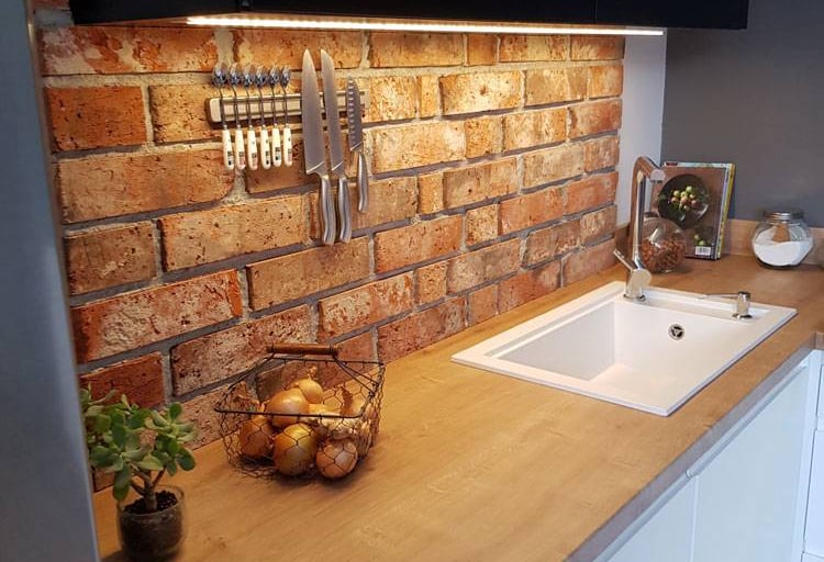 autentiškas klinkeris interjere, ekologiška apdaila