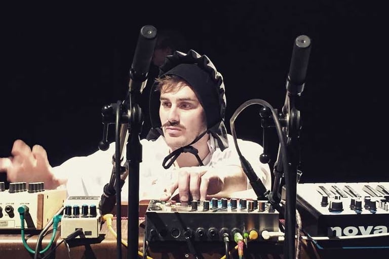 Christophe Imbs portant une coiffe de femme amish | Permission refusée | David Noir | Photo Bernard Bousquet