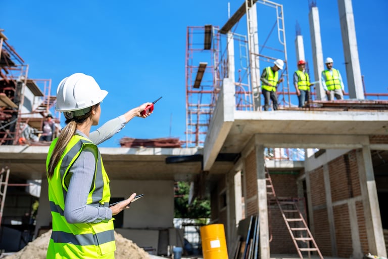 Equipe de engenheiros supervisionando uma obra