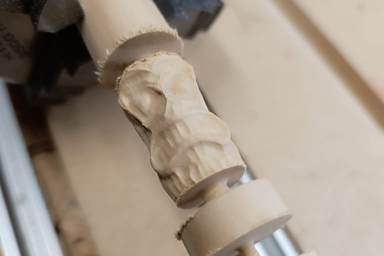 Figurine en bois massif usiné à la CNC