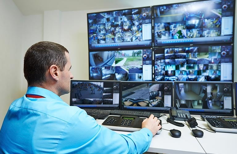 persona monitoreando camaras de seguridad