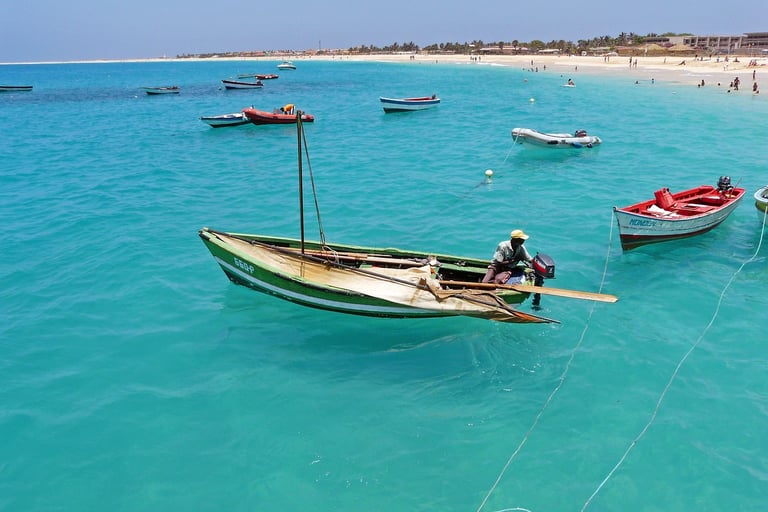 barca en agua cristalina