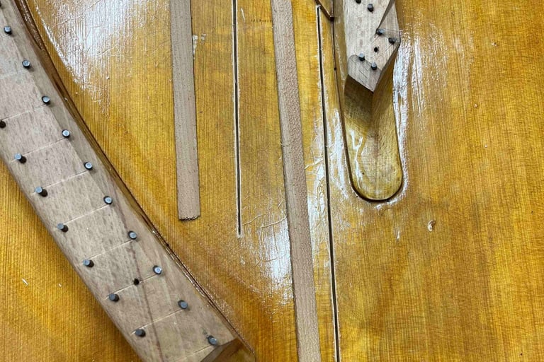 Fente table d'harmonie piano