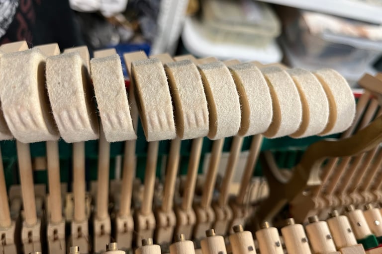 Ponçage des marteaux de piano