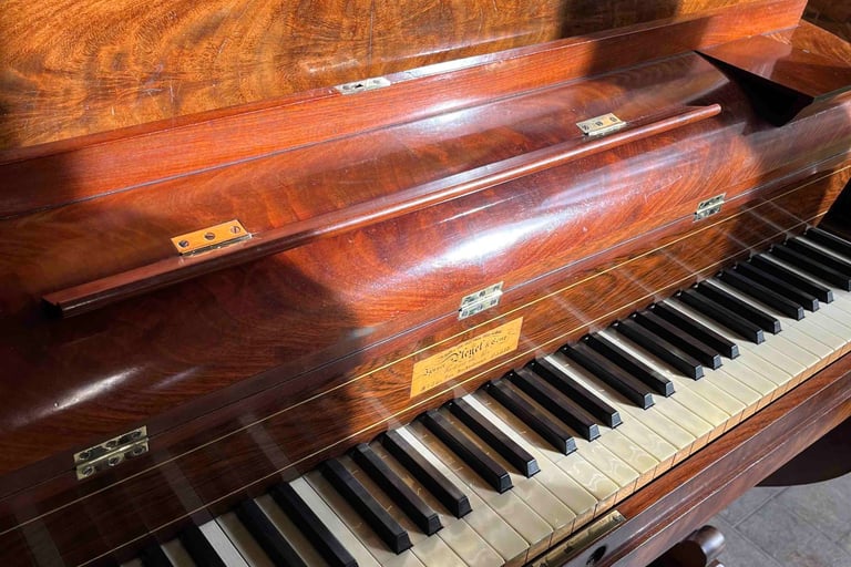 Pianino Pleyel avec placage acajou ronceux